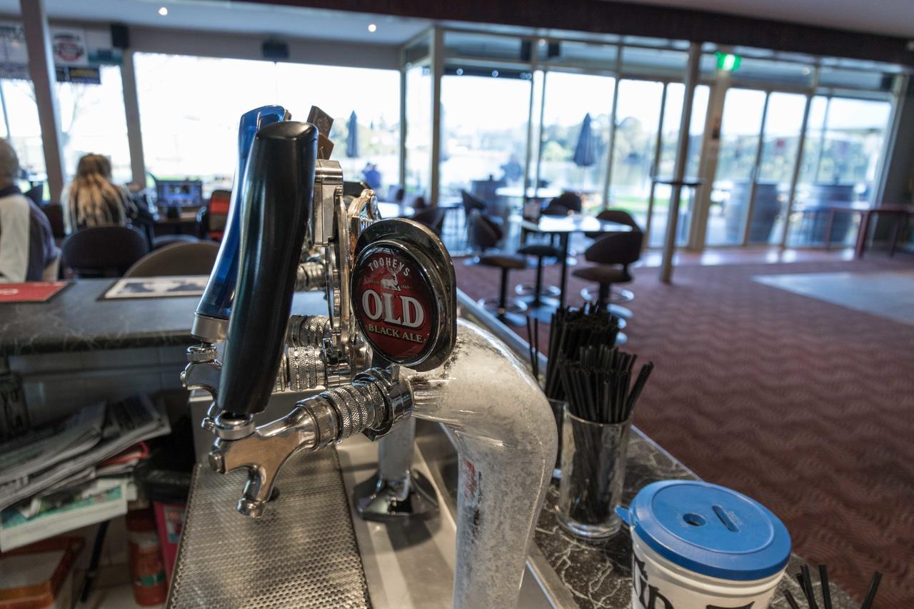 Moruya Waterfront Hotel Motel Экстерьер фото