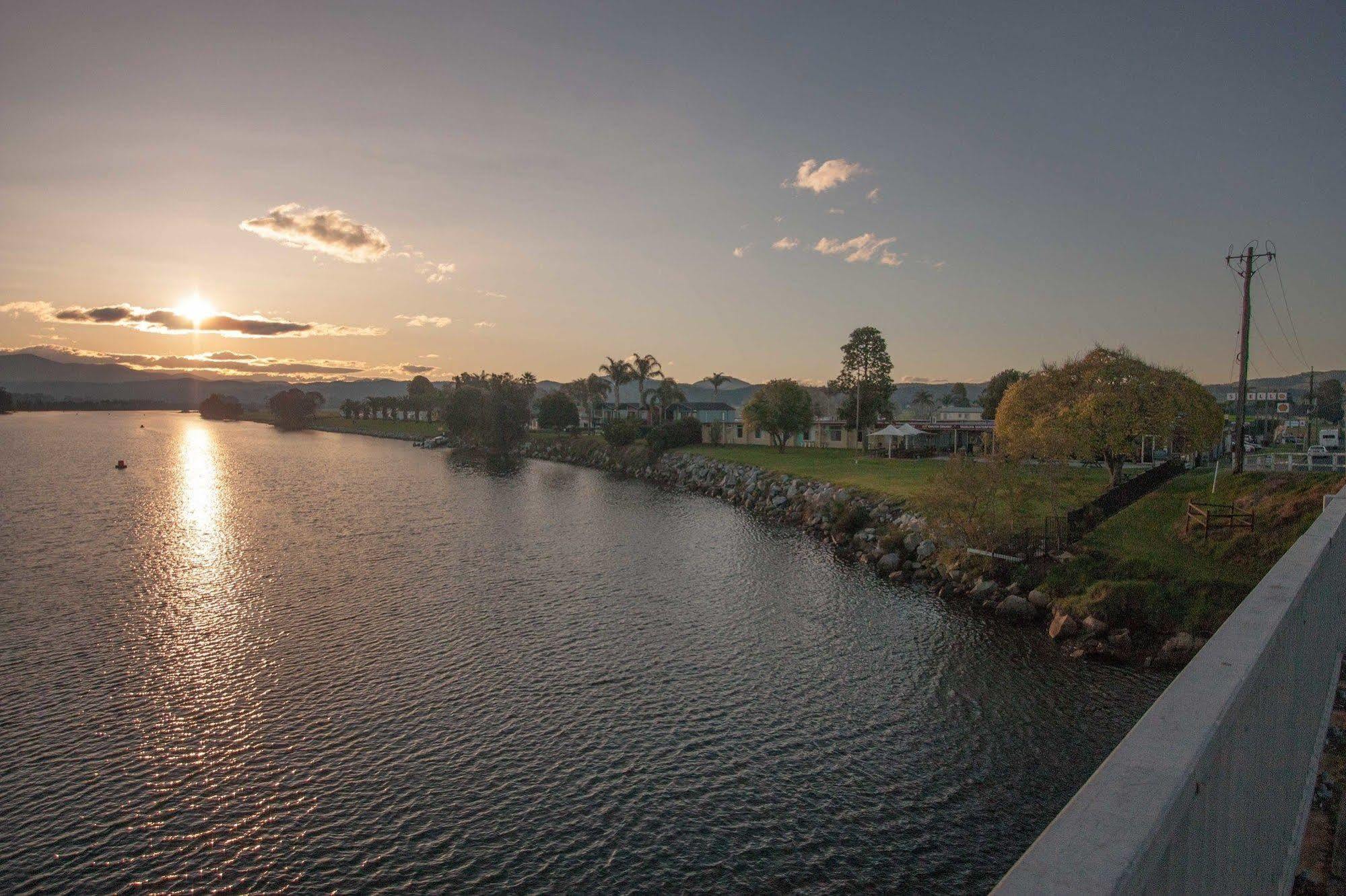 Moruya Waterfront Hotel Motel Экстерьер фото